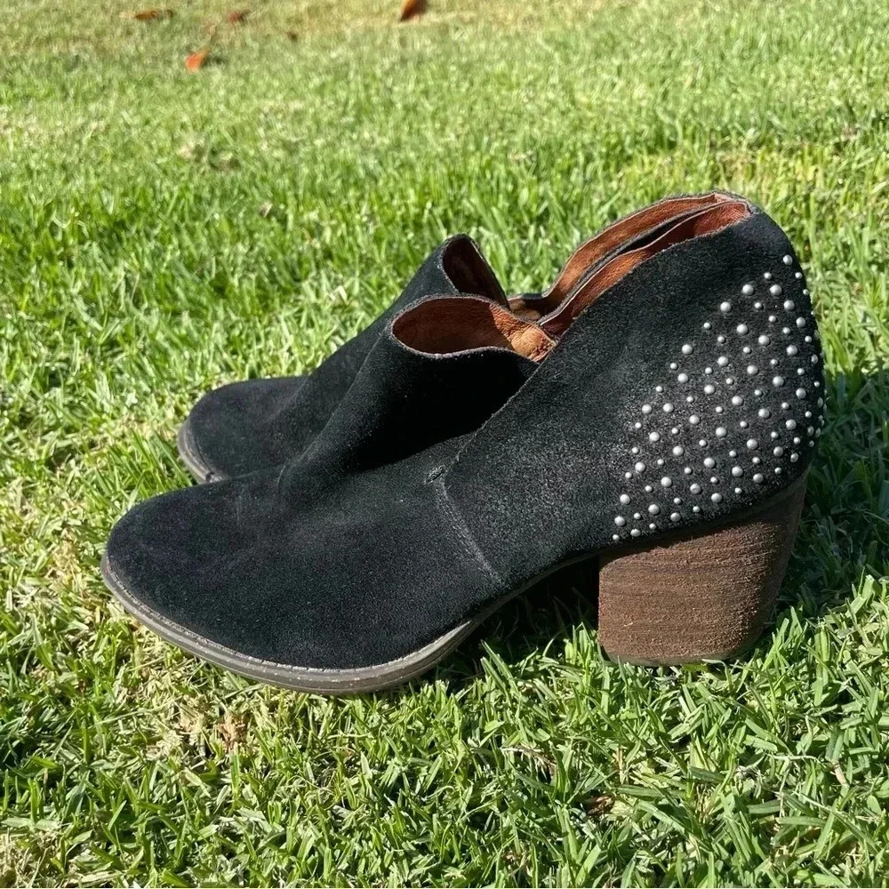 Naya Women’s Valerie Studded Suede Ankle
Booties Black / Silver Studs Size 7.5 - Picture 10 of 12